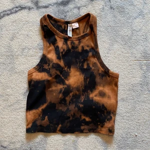 H&M linné tye dye😍 - H&M linné tye dye🥰 Köpte för typ ett år sen och har använt det typ två gånger💗 Har gjort tye dye själv🔥 Passar bäst på XS😍