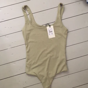 Body - En ljusgrön body från Bikbok, helt oanvänd! Köparen står för fraken💕 