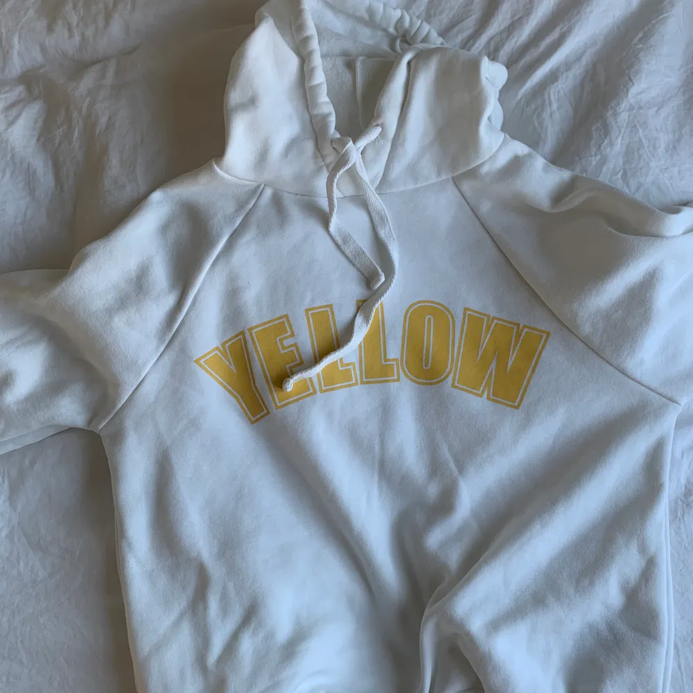 En supermysig och skön vit hoodie från Gina Tricot med gult tryck! Aldrig använd, som ny, köparen står för frakten . Hoodies.