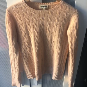 Soft goat tröja  - Tröja i Kashmir från soft goat. Bra skick. Nypris 1900:-. Storlek S. Finns på Östermalm