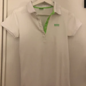 Hugo boss piké dam - Väldigt bra skick. En modell som inte längre finns att köpa. Snygg passform. Buda från 200 eller köp direkt för 400kr. Storleken är M men passar bättre en S skulle jag säga.