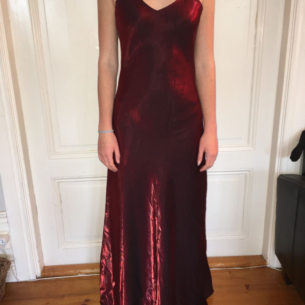 Vacker aftonklänning i skymrande vinröd | Plick Second Hand