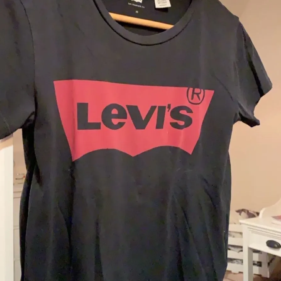 Säljer min svarta Levis t-shirt för att det inte längre kommer till användning. Tröjan är i storlek XS. Tröjan är använd en hel del men ändå i bra skick! Köparen står för frakten 😊. T-shirts.
