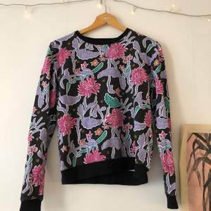 Fin sweatshirt med mönster i lila & rosa. Frakt tillkommer och betalas av köparen!