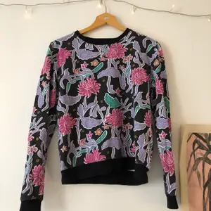Fin sweatshirt med mönster i lila & rosa. Frakt tillkommer och betalas av köparen!