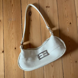 Vit väska  - Gammal men i bra skick. Frakt 40kr