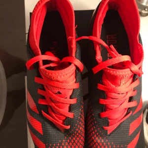 Fotbollsskor  - Adidas fotbollsskor,  köpte 3 månader sen, kvitto finns frakt tillkommer 