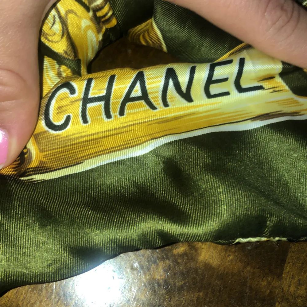 Grön och gulmönstrad scrunchie med Chanel på. Jättebra skick. Elastisk.. Accessoarer.
