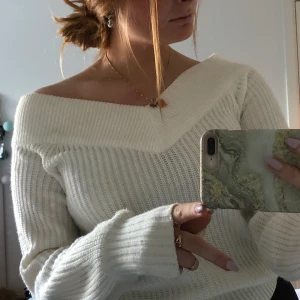 Vid stickad off-shoulder - Vit stickad of-shoulder. Köpt för ett tag sedan men knappt använd. Skriv gärna för mer information.💞