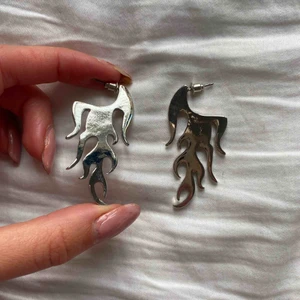  - Eldflams örhängen ifrån Asos, aldrig använda, frakt 11kr 💕