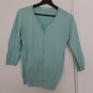 Uniqlo  - Fin blå tröja från uniqlo. Använd men god skick. Frakt 66kr eller hämtas i Uppsala!