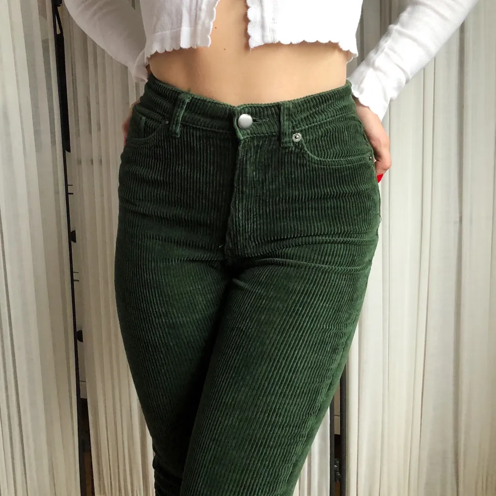 Gröna manschesterbyxor i stuprörsmodell från Monki! De är i storlek 32 men passar även 34. Nästintill oanvända! 90kr eller budgivning i kommentarerna, kund står för frakt!❤️. Jeans & Byxor.