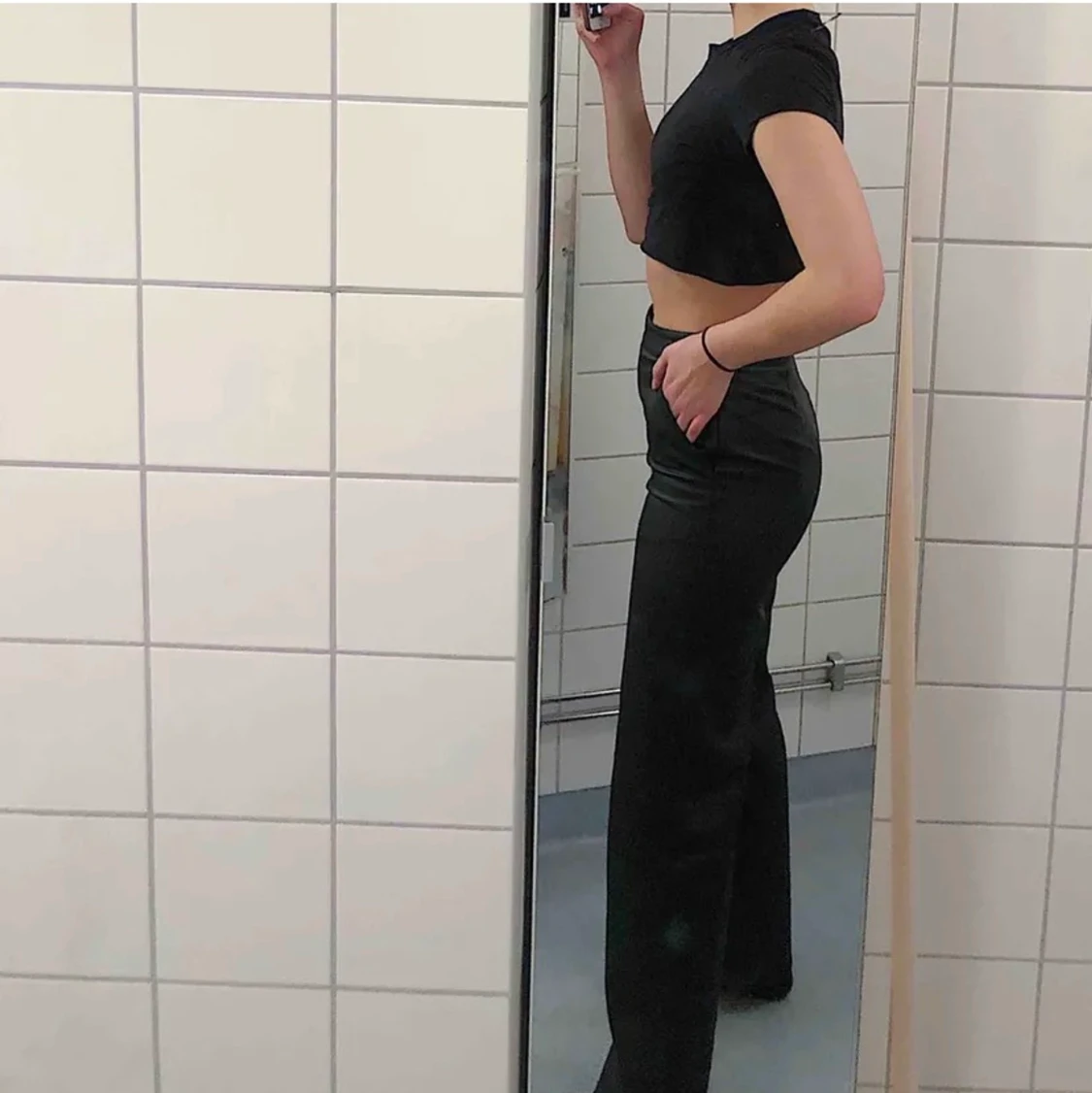 linn ahlborgs skinnbyxor från NA-KD