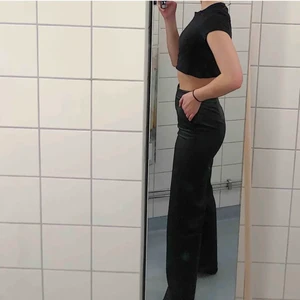 linn ahlborgs skinnbyxor från NA-KD - fake skinnbyxor som är raka i passformen. på en 36a sitter de tajt runt rumpan o låren som ni ser på bilden. passar en 36a o en 34 om man vill ha den lite slappare modellen. frakt ingår 