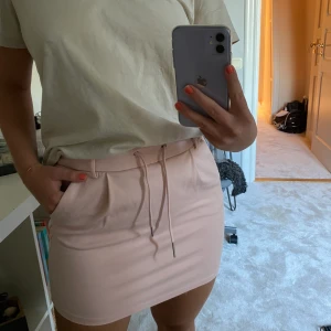 Kjol från vero moda - Fin kjol från Vero Moda😋 Bra skick. Köparen står för frakt.