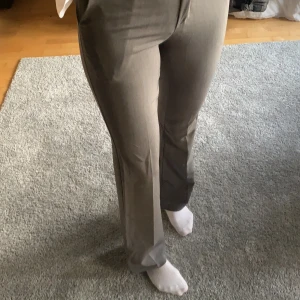 Gråa kostymbyxor - Säljer då dom är lite tighta på mig. Bra skick, inga skador! Extremt snygga och sköna. Högsta bud får dom