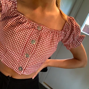 Top - Jätte söt top :) Köpt i Namibia på en billigare affär. Därav är det lite trådar som ”sticker ut” vid sömmarna. Går att knäppa upp knapparna. Passar S och xs :) 70kr inkl frakt 