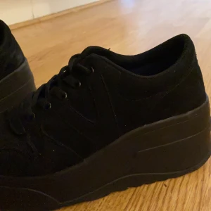 Vox sneakers  - Fina/nya chunky sula. Monokrom vit modell i skinnimitation med snygga detaljer. Lyfter din vardag!