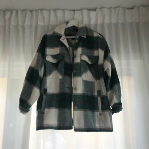 Jacka från Zara - Snygg jacka från zara, helt i nyskick. I storlek s men skulle även passa m. 