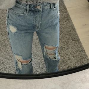 snygga jeans - snygga raka jeans med slits på!! Aldrig använda och på tredje bilden ser ni hur långa dom är på mig som är cirka 170cm lång!✨