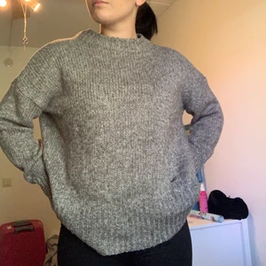 Stickad tröja - En grå stickad tröja som är så gott som oanvänd.