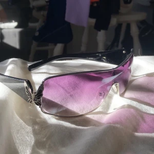 2000s brillor!! - As feta 2000s solbrillor med finaste detaljerna på sidorna! Måste tyvärr sälja pga för lite användning.., i bra skick! 140kr med frakt inkluderat i priset<3