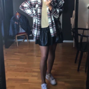 Zara - Sälj nu den här fina rutiga jackan från zara. Använt ett fåtal gånger och passar väldigt bra nu till hösten. Jag är 170 cm lång ungefär 😊😊.Säljer för att jag inte känner att den passar mig🥰🥰🍂🍁 säljer  för 350kr inklusive frakt (priset kan diskuteras) kom dm vid intresse❤️