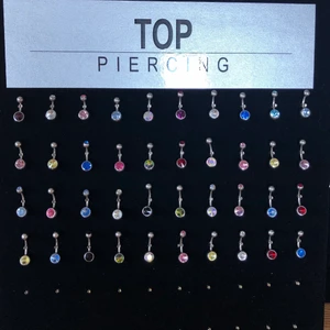 Navelpiercing  - Navelpiercing från Laboro lagret. Sjukt fina med hänge eller utan. En utan kostar 15 och med hänge 45 i kirurgiskt stål. De i titan gäller annat pris. +frakt. Köp till en låskula med Sten för 20kr