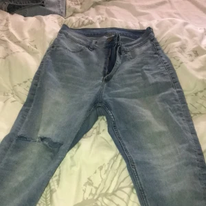 Junkyard byxor  - Säljer mina byxor från junkyard. Klippt det där nere till min längde 1,62. Har ett snyggt hål på låret. Köpta för 400kr säljer de för 120+frakt💓
