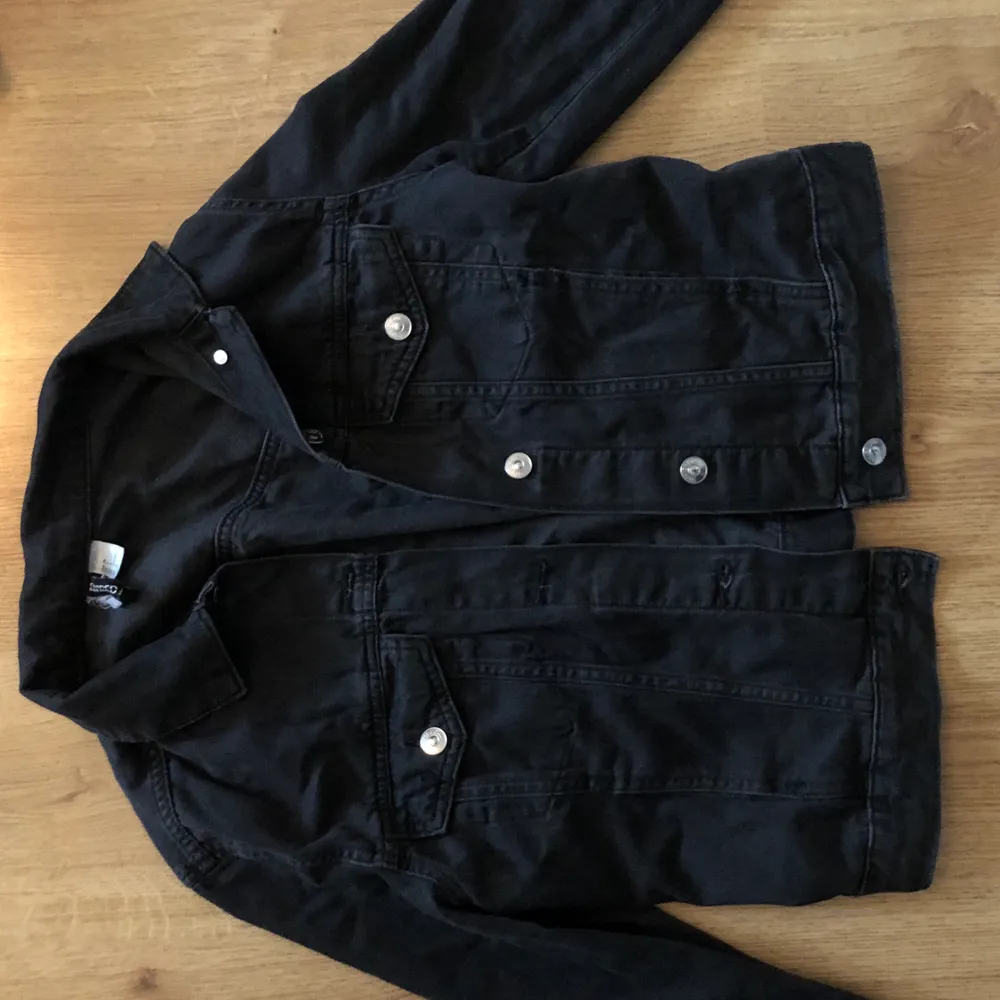 Jeans jacka från hm i storlek 36. Färgen är svart/ grå.. Jackor.