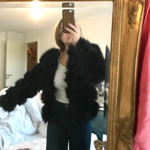 Pälsjacka  - Svart trendig pälsjacka från chiquelle! Passar utmärkt till både fest och vardag. (((Fakepäls))) storlek S, passar Xs-M.  Nypris 1000kr. Säljer för 200kr. (+ frakt) BUDA I KOMMENTARERNA 💘🌟