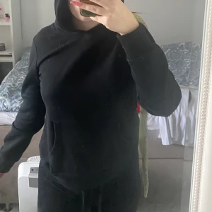 Svart hoodie - Hoddie från fashionnova i strl s, fortfarande mjuk inuti 💕 den skulle blivit sååå fin om man gjorde om den till en diy hoodie