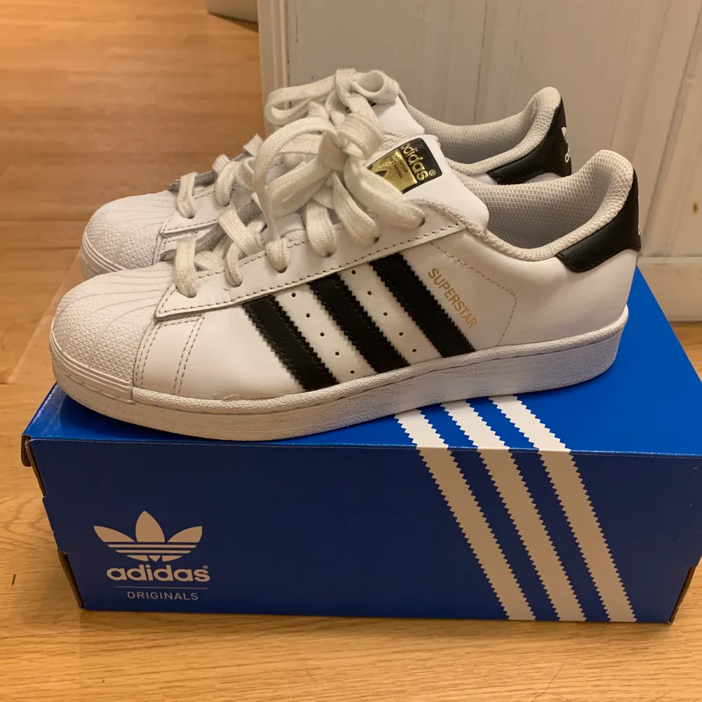 Nya fräscha adidas superstars använda typ två gånger i storlek 37 och en tredjedel. Frakten ingår i priset. Skor.