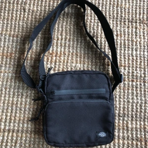 Dickies väska  - Väska ifrån märket dickies, fint skick. Frakt ingår i priset. 