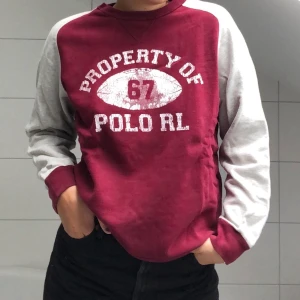 TRÖJA - En skitsnygg baseball tröja från Ralph Lauren. Passar både killar och tjejer!