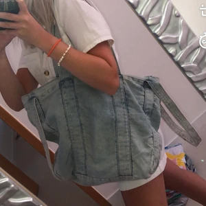 Jeansväska - Så cool väska i jeans köpt på zara😍
