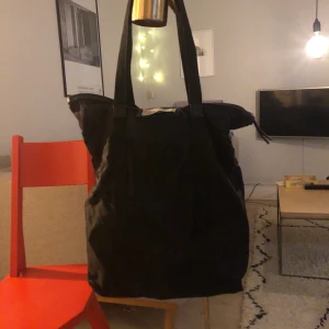 Totebag Day - Totebag i svart från Day. Perfekt till dator eller som träningsväska. Kan skickas mot fraktkostnad eller mötas i sthlm.