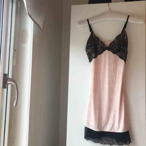  - ✨ NATTLINNE ✨  Helt oanvänd, superfint nattlinne. Priset är eftersom den är från primark, men definitivt bra kvalite!!🧚‍♂️  Köpare står för frakt.  !!🦋Finns endast fram tills lördag 12/9🦋!!