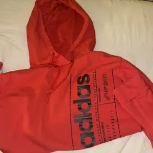 Röd hoodie från Adidas❤️ nypris €54