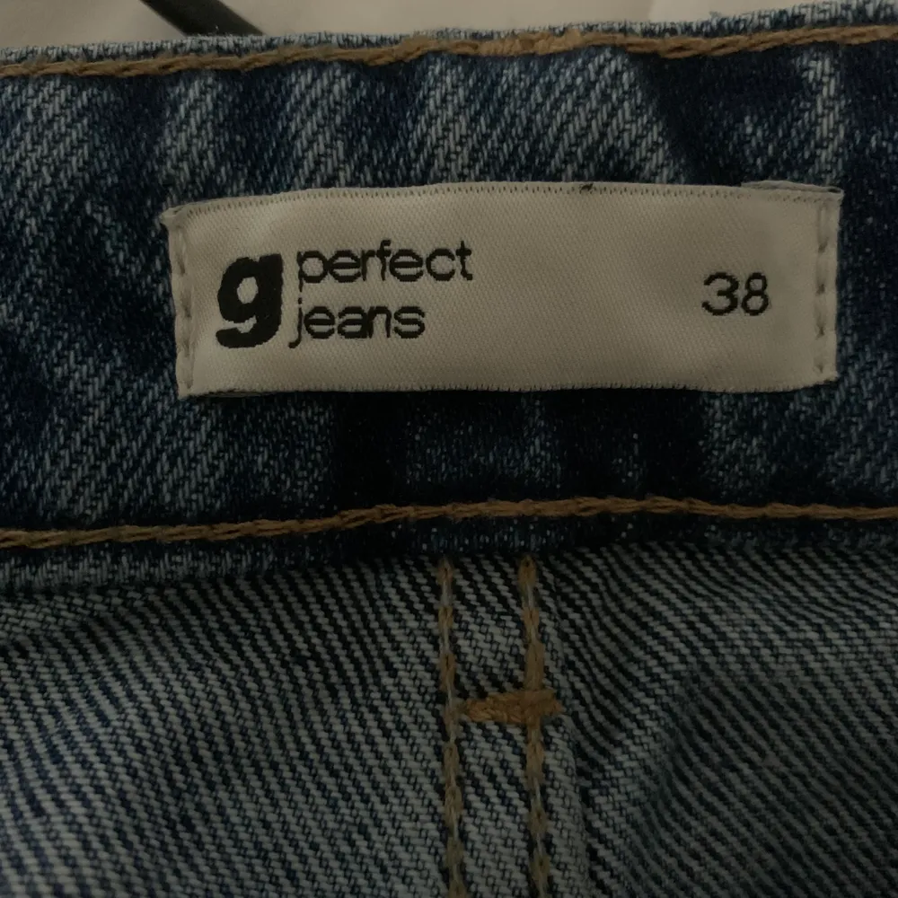 Använd jättesparsamt då det är fel storlek för mig. Idun wide jeans från ginatricot s.38! Nypris 599 mitt pris 300. Jeans & Byxor.