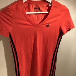 Röd/rosa träningtröja - Säljer denna då den är för liten. Det är ett vanligt t-shirt material. Sitter tight 