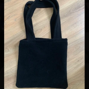 Fluffig totebag! - Jag syr totebags! Kom till min DM om du vill ha fler bilder eller undrar något. Måtten är ca 30x30cm. Om du är intresserad av en liknande väska så är det bara att höra av dig till mig 💗🦋 Frakt står köparen för eller mötes upp i Sthlm 💌