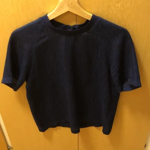 Marinblå Carin Wester blus, strl S - Jättefin blus med osynlig dragkedja på ryggen. I princip oanvänd, nytt skick. Säljs pga inte min stil längre. Buda i kommentarerna, för mer info eller bilder skriv privat. Utgångspriset är 130kr exklusive frakt. 