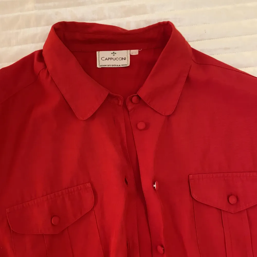 Röd lång skjorta i strl L/XXL från Cappucini Framfickor och knappr finns. Aldrig använd. . Skjortor.