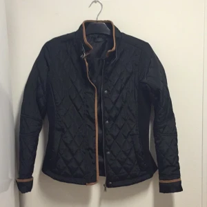  - Höstjacka i storlek 36 men passar även större.
Använd endast 1 gång.