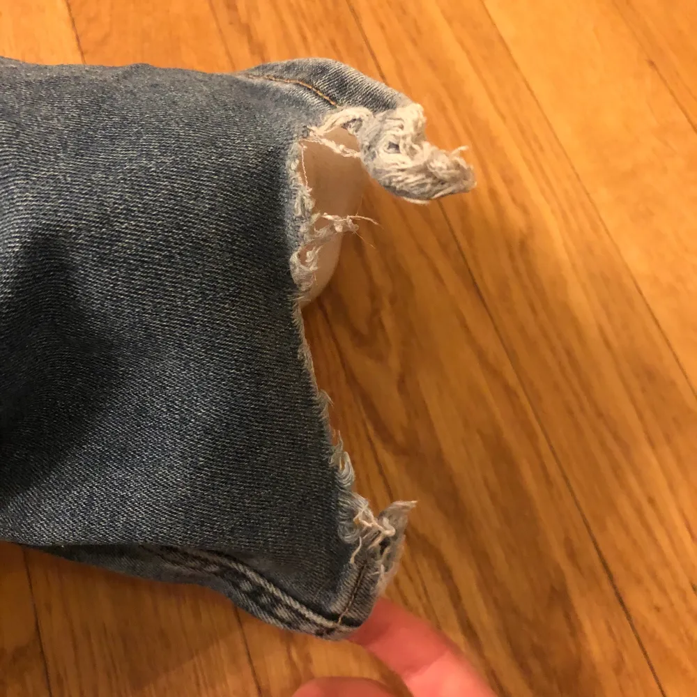 Lågmidjade jeans med hål som jag själv klippt. Rätt långa för mig som är 165 så har dessvärre därför trampat sönder dem längst ner. Själv tänker jag inte så mycket på det men går att klippa bort beroende på hur lång man är. Köparen står för frakten.. Jeans & Byxor.