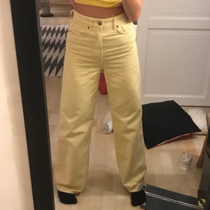 Ljusgula vida jeans  - Säljer dessa ljusgula jättefina jeans från HM. Dom är Loose fit och vida i benen, storlek 34. Jag är 165 cm och på mig sitter de perfekt!