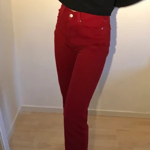 Jeans  - Ganska långa röda raka jeans! Fett balla byxor! Modellen på jeansen heter vintage fit. (Dom är oandvönda, säljer pga beställde två stycken i olika storlekar för att testa, o han inte skicka tillbaka dessa!)
