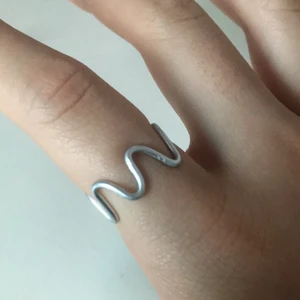 Ring - Säljer en fin silvrig vågig ring💖 justerbar och köparen står för frakten 