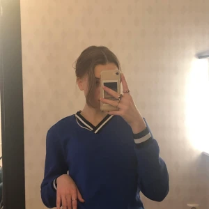 Blå sweatshirt - Svinnajs kornblå vintage sweatshirt! Muddarna är vit-och svartrandiga och tröjan är superskön. Tröjan är i storlek M men är svinsnygg att ha oversized om man har mindre storlek! Köparen står för frakt, möts helst upp dock🥰